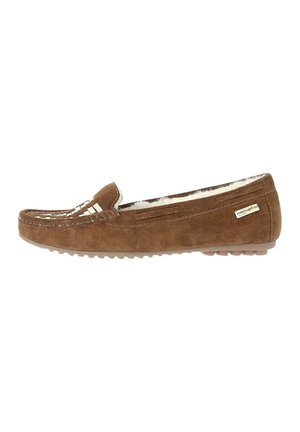 Mocasines de ante marrón con un diseño plano, que presentan un acento trenzado en la parte frontal y un forro de color claro, adecuados para un uso casual.