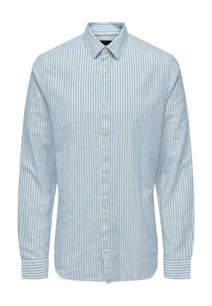 Camisa de botones a rayas azul claro y blanca, con cuello puntiagudo, mangas largas y botones de perla, hecha de una suave tela de algodón.