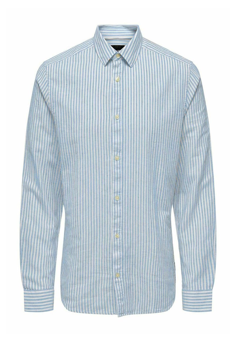 Camisa de botones a rayas azul claro y blanca, con cuello puntiagudo, mangas largas y botones de perla, hecha de una suave tela de algodón.