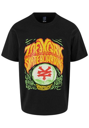 Sort bomulds T-shirt med et stort multicolor grafik med teksten "Zoo York Skateboarding" og et cirkulært emblem i midten.
