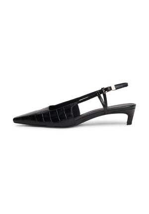 Sort spids slingback-sko med lav kitten-hæl og tekstureret krokodillemønster på glat læder.
