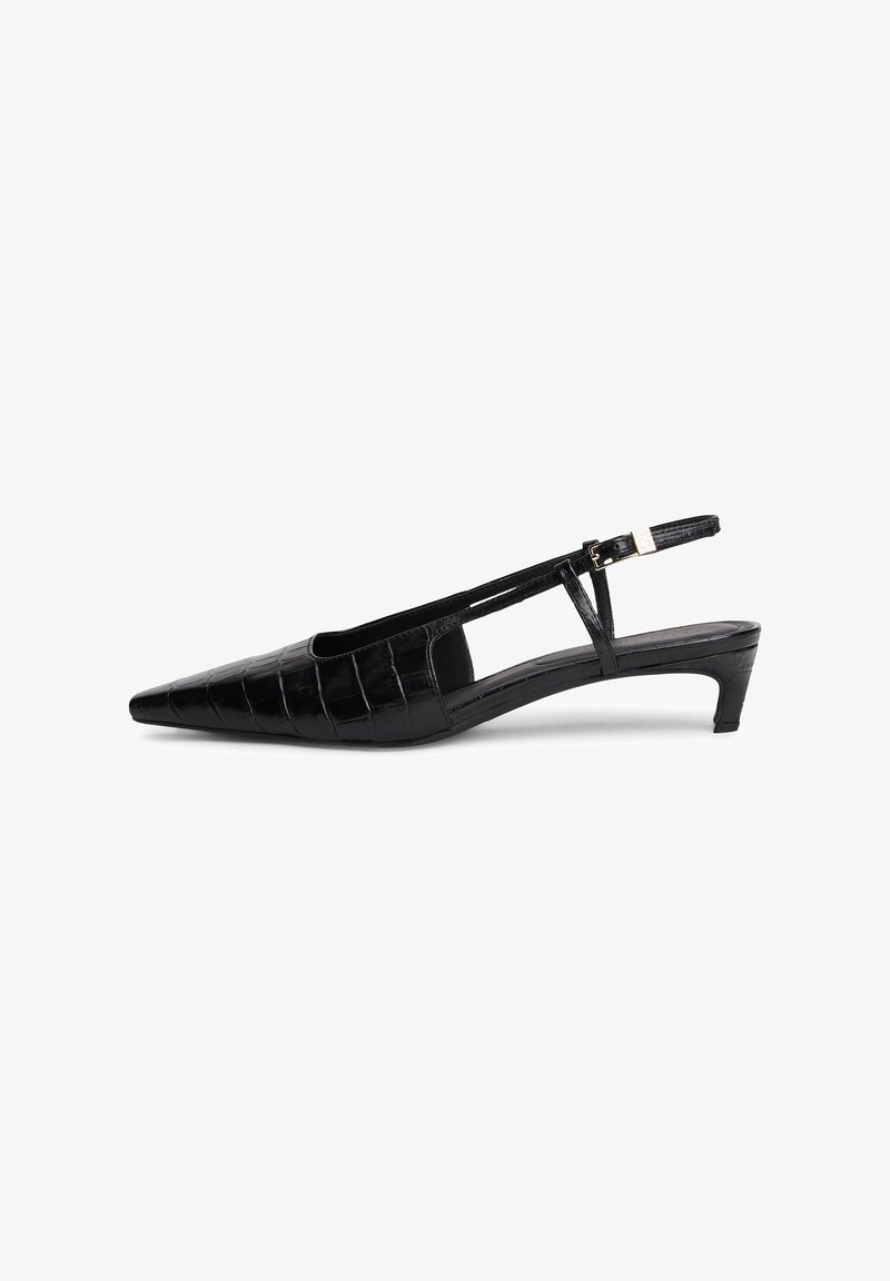 Chaussure slingback noire à bout pointu, talon kitten bas et motif crocodile texturé sur cuir lisse.