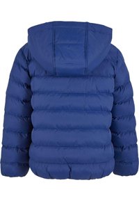 Giacca imbottita blu navy con cappuccio, design trapuntato e texture morbida e liscia. Dettagli distintivi includono cuciture orizzontali su tutta la superficie.