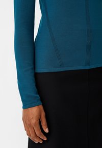 comma Sweter