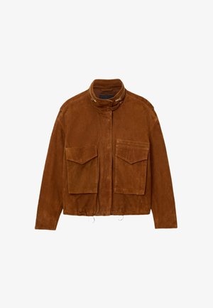 Braune Wildlederjacke mit hohem Kragen, zwei großen Fronttaschen und Reißverschlusselementen. Weicher Stoff und taillierte Form.