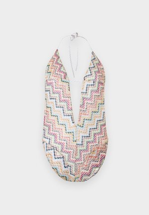 Mehrfarbiger Badeanzug mit Zickzackmuster, Neckholder, tiefem V-Ausschnitt und Bindverschluss am Hals vor weißem Hintergrund.