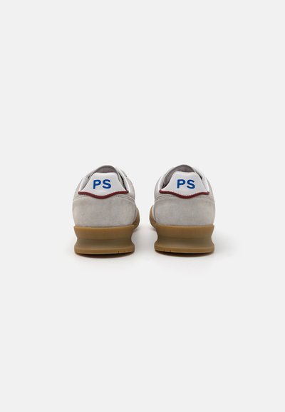 Graue Wildledersneaker mit Gummisohlen; ausgestattet mit einer weißen Fersenschlaufe mit blauen "PS"-Buchstaben. Runde, gepolsterte Kragen und kontrastierender kastanienbrauner Rand.