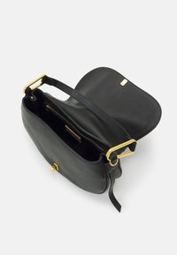 Borsa in pelle nera con texture a cheratina, hardware dorato e apertura superiore. L'interno presenta una tasca con zip e una singola tracolla.