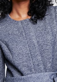 Vero Moda Cappotto corto - mottled dark blue