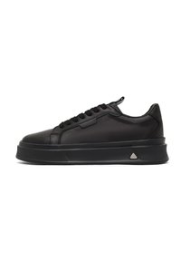 Sneaker in pelle nera con punta arrotondata, suola testurizzata e lacci frontali. Presenta un accento metallico triangolare su un lato.