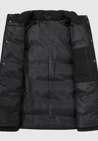 Intérieur de veste matelassée noire avec doublure matelassée et une poche intérieure zippée sur le côté droit.