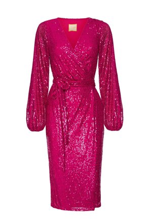 Różowa sukienka o kroju wrap z cekinami, z długimi bufiastymi rękawami, dekoltem w kształcie litery V, paskiem w talii i długością do kolan. Tekstura cekinowa nadaje jej blasku.