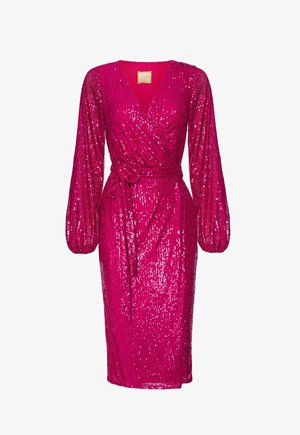 Różowa sukienka o kroju wrap z cekinami, z długimi bufiastymi rękawami, dekoltem w kształcie litery V, paskiem w talii i długością do kolan. Tekstura cekinowa nadaje jej blasku.