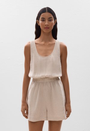 Beige ærmeløs top med rundet udskæring, parret med matchende shorts med elastisk talje og løs pasform. Glat, let tekstur.