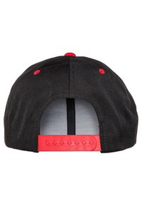 Cappello nero con un design strutturato, caratterizzato da un snapback regolabile rosso e punti rossi di accento. Fodera interna grigia.