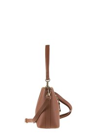 Borsa a mano in pelle marrone con superficie testurizzata, forma affusolata, tracolla regolabile e manico superiore resistente. Accenti in metallo dorato.