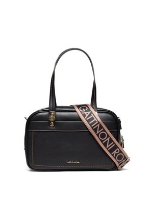 Borsa rettangolare in pelle nera con doppi manici, ferrature dorate, cuciture a contrasto e una tracolla larga beige stampata con "GATTINONI ROMA".