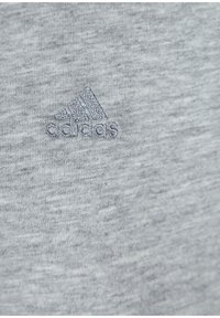 T-shirt in tessuto mélange grigio realizzato in morbido misto cotone, con logo Adidas ricamato in grigio chiaro sul lato sinistro del petto.