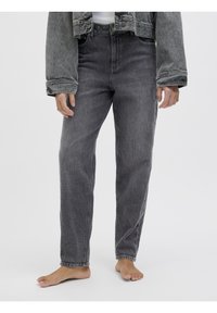 Grå denimjeans med rak benstruktur, hög midja, framfickor och subtila blekningar, i kombination med en matchande kort jacka.