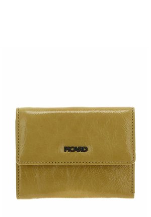 Portefeuille en cuir jaune avec finition texturée, doté d'un rabat frontal et d'un logo noir embossé. Forme simple et rectangulaire avec surpiqûres contrastées.