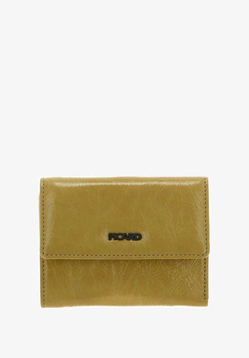 Portefeuille en cuir jaune avec finition texturée, doté d'un rabat frontal et d'un logo noir embossé. Forme simple et rectangulaire avec surpiqûres contrastées.