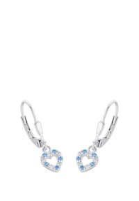 Orecchini a lobo in argento con pendenti a forma di cuore decorati con pietre blu e trasparenti. Finitura liscia e design delicato.