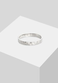 Srebrni prsten s teksturom sličnom čekiću, zaobljenim rubovima i glatkim unutarnjim dijelom. Oznaka "925" za sterling srebro.