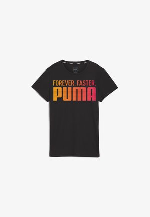 Camiseta negra de manga corta con un atrevido estampado de texto en degradado en naranja, rosa y amarillo que dice "FOREVER. FASTER. PUMA."