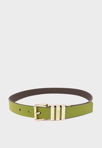 Groene leren riem met een rechthoekige gesp in goudkleur, met een gestructureerde bruine binnenkant en vijf verstelgaten.