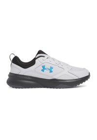 Zapatilla atlética blanca con detalles en negro, logotipo azul, parte superior texturizada, cierre de cordones y suela exterior negra resistente. Presenta una lengüeta en el talón.