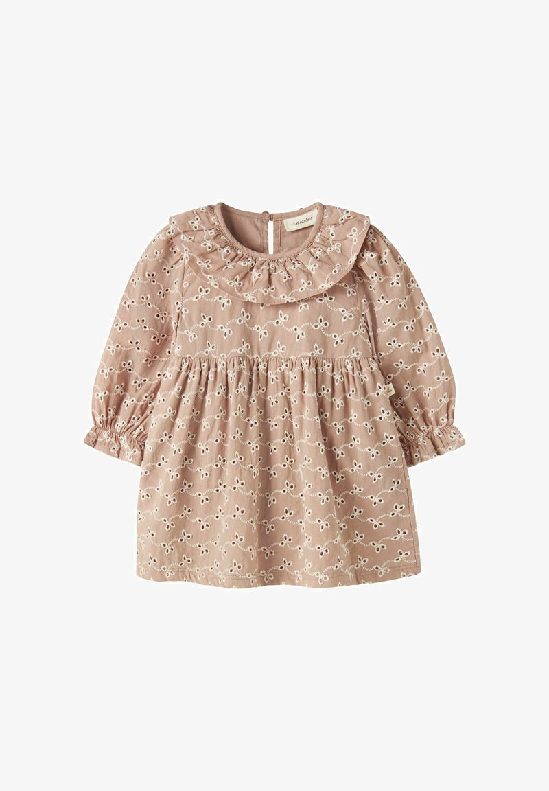 Robe bébé marron clair avec manches longues bouffantes, poignets élastiques, broderie anglaise, col à volants et taille froncée.