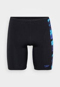Un short de bain noir en matériau extensible, avec un motif graphique bleu sur le côté gauche et un petit logo bleu sur le devant.