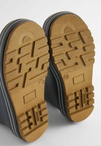 Semelle de chaussure en matériau caoutchouteux texturé de couleur beige avec un motif géométrique ; accents gris sur les bords. Taille marquée comme 12.