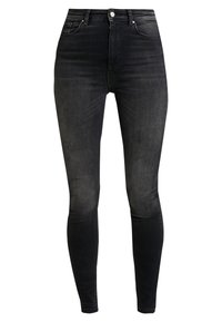 Jeans ajustados de mezclilla negra descolorida. Cintura alta con cinco bolsillos y herrajes de metal. Textura suave con costuras mínimas visibles.