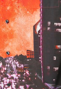 Chemise à manches courtes avec un imprimé orange vif, représentant des paysages urbains et des détails de circulation, avec des boutons noirs et des surpiqûres contrastantes.