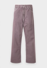 Széles lábú nadrág egy tompított levendula árnyalatban, denim anyagból készült. Öt zseb, gombos záródás és diszkrét varrási részletek jellemzik.