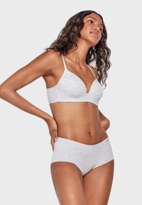 Grijze katoenen bralette met dunne bandjes en een V-halsontwerp, gecombineerd met bijpassende laag uitgesneden slipjes. Gladde textuur, minimale details.