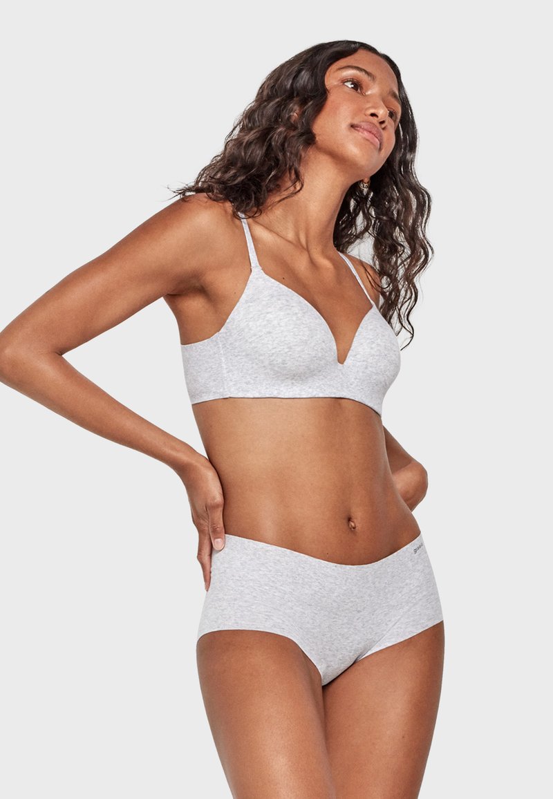 Grijze katoenen bralette met dunne bandjes en een V-halsontwerp, gecombineerd met bijpassende laag uitgesneden slipjes. Gladde textuur, minimale details.