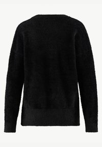Maglione peloso nero con maniche lunghe e scollo rotondo. Presenta un orlo e polsini a coste, mostrando una morbida texture.