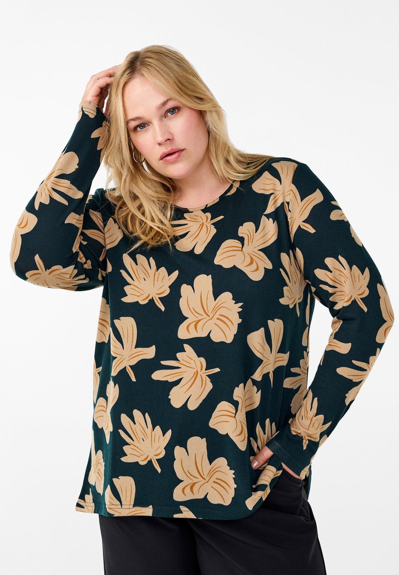 Maglietta a maniche lunghe in tessuto verde scuro con motivo floreale beige, caratterizzata da un collo rotondo e una vestibilità comoda con spacchi laterali all'orlo.