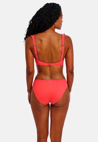 Koraal bikini-set met verstelbare bandjes, haaksluiting en een gladde textuur. Eenvoudig ontwerp met een high-waisted broekje.