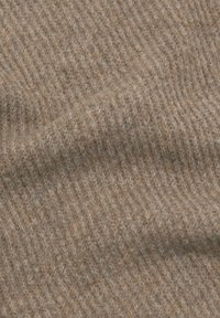 Bruine ribstof met een zachte textuur, waarbij subtiele variaties in toon en een geweven patroon voor extra diepte zorgen.