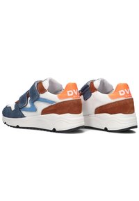 Sneaker mit einer Mischung aus blauer Wildleder, braunem Wildleder und weißem Mesh, mit Klettverschlüssen und einem orangefarbenen Akzent an der Ferse, auf dem "DVS" steht. Schwarze Außensohle.
