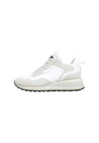 Sneaker grigia e bianca caratterizzata da un mix di pelle e camoscio, con colletto imbottito, lacci piatti e suola in gomma testurizzata.