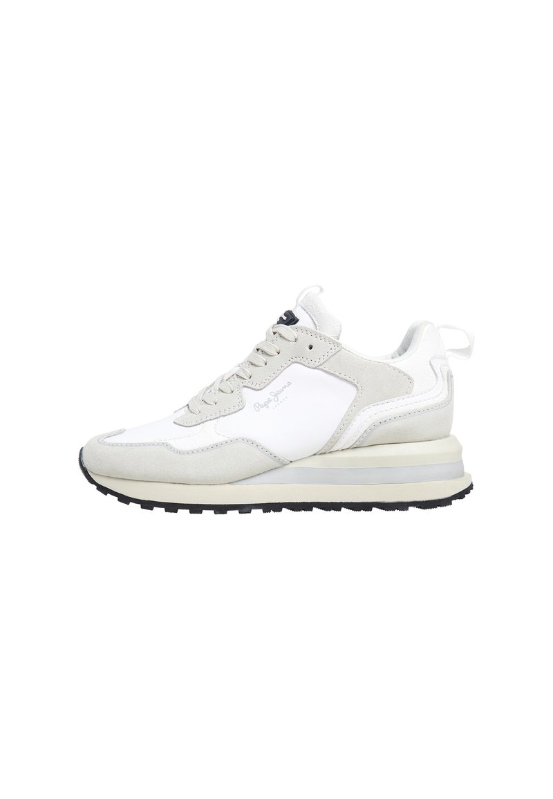 Sneaker grigia e bianca caratterizzata da un mix di pelle e camoscio, con colletto imbottito, lacci piatti e suola in gomma testurizzata.