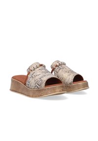 Åben tå sandaler med et beige slangeskindsdesign, der har en tyk træplatformssål og dekorative stropdesigns.