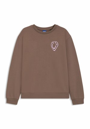 Bruine sweatshirt met lange mouwen, ribgebreide boorden en zoom, en een roze logo en smiley-afbeelding op de linkerkant van de borst. Glad textuur.
