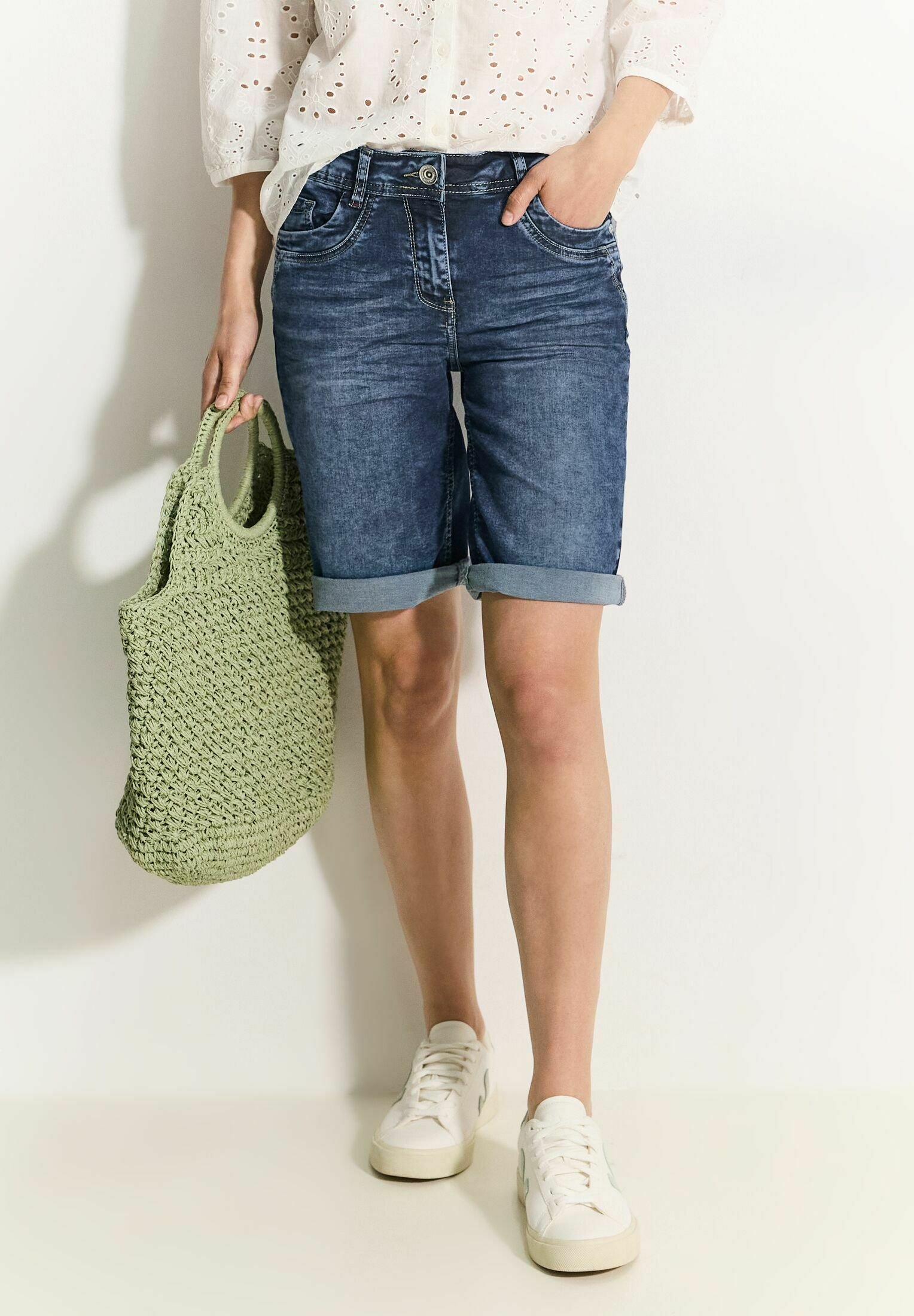 Cecil Damen Jeans Shorts – Lässige Mid-Waist Shorts Mit Farbigem Band & Dekorativen Nähten