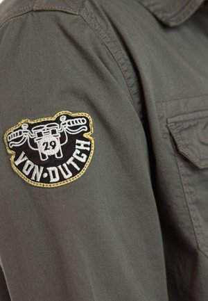 Von Dutch, CHEMISE HOMME MANCHES LONGUES EN TWILL AVEC PATCHS IVY - Veste mi-saison - kaki