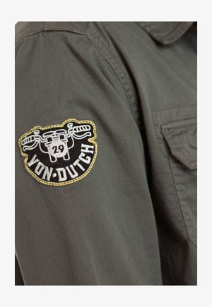 Von Dutch, CHEMISE HOMME MANCHES LONGUES EN TWILL AVEC PATCHS IVY - Veste mi-saison - kaki